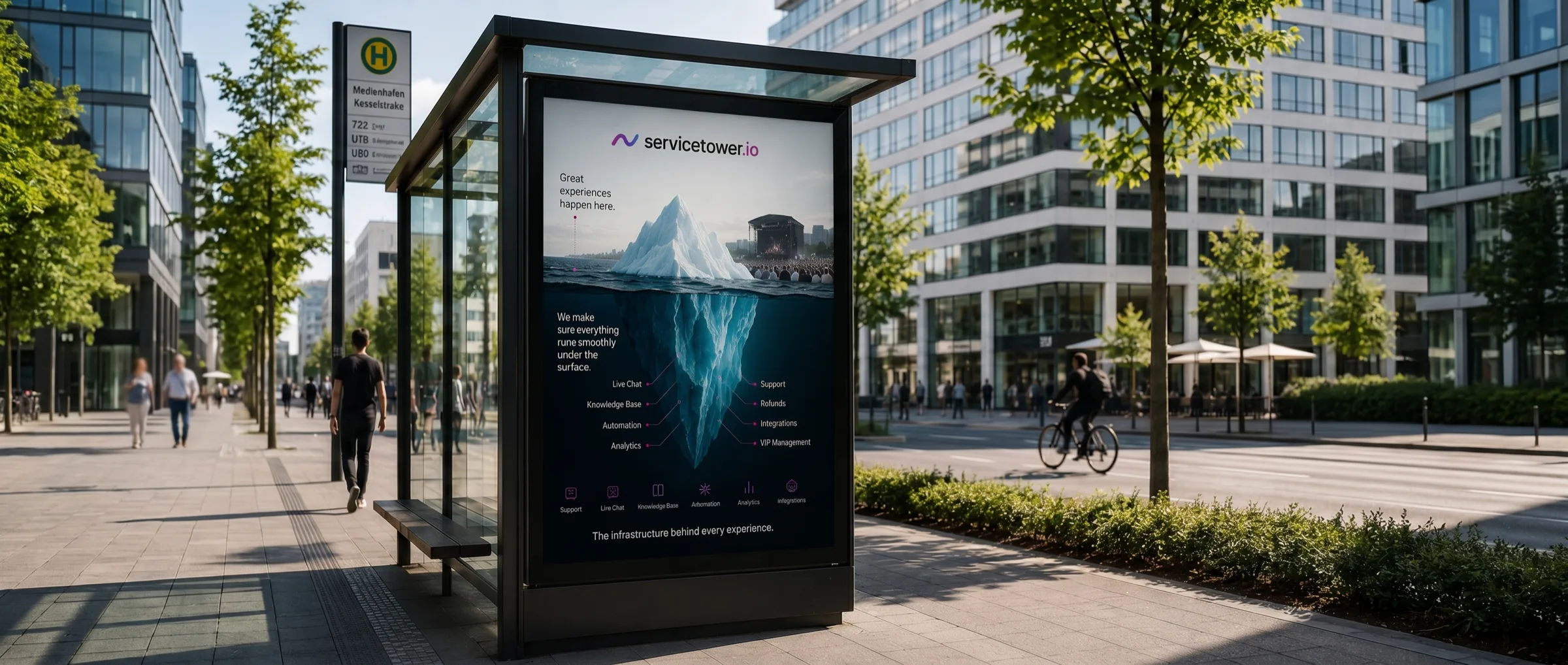 Servicetower.io Plakat an einer Bushaltestelle im Medienhafen